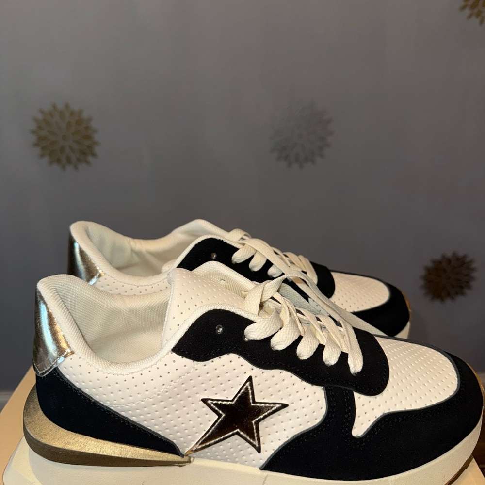YOKI Black White Gold Star Chunky Chic Glam Women’s Sneakers Size 10 New in Box - Picture 2 of 5